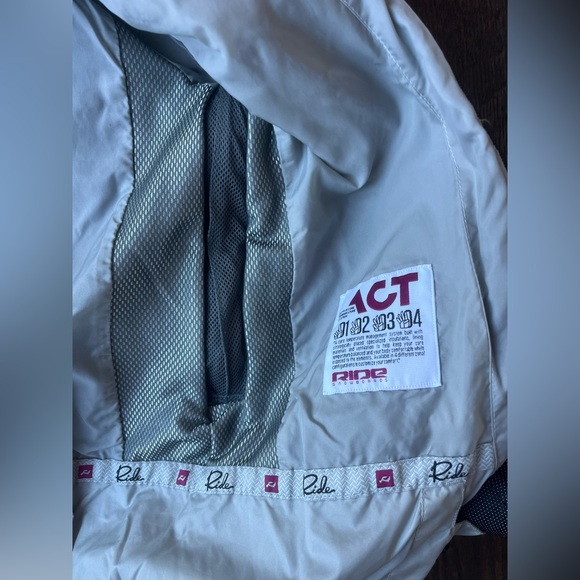 Ride ACT snowboard jacket - Picture 14 of 16